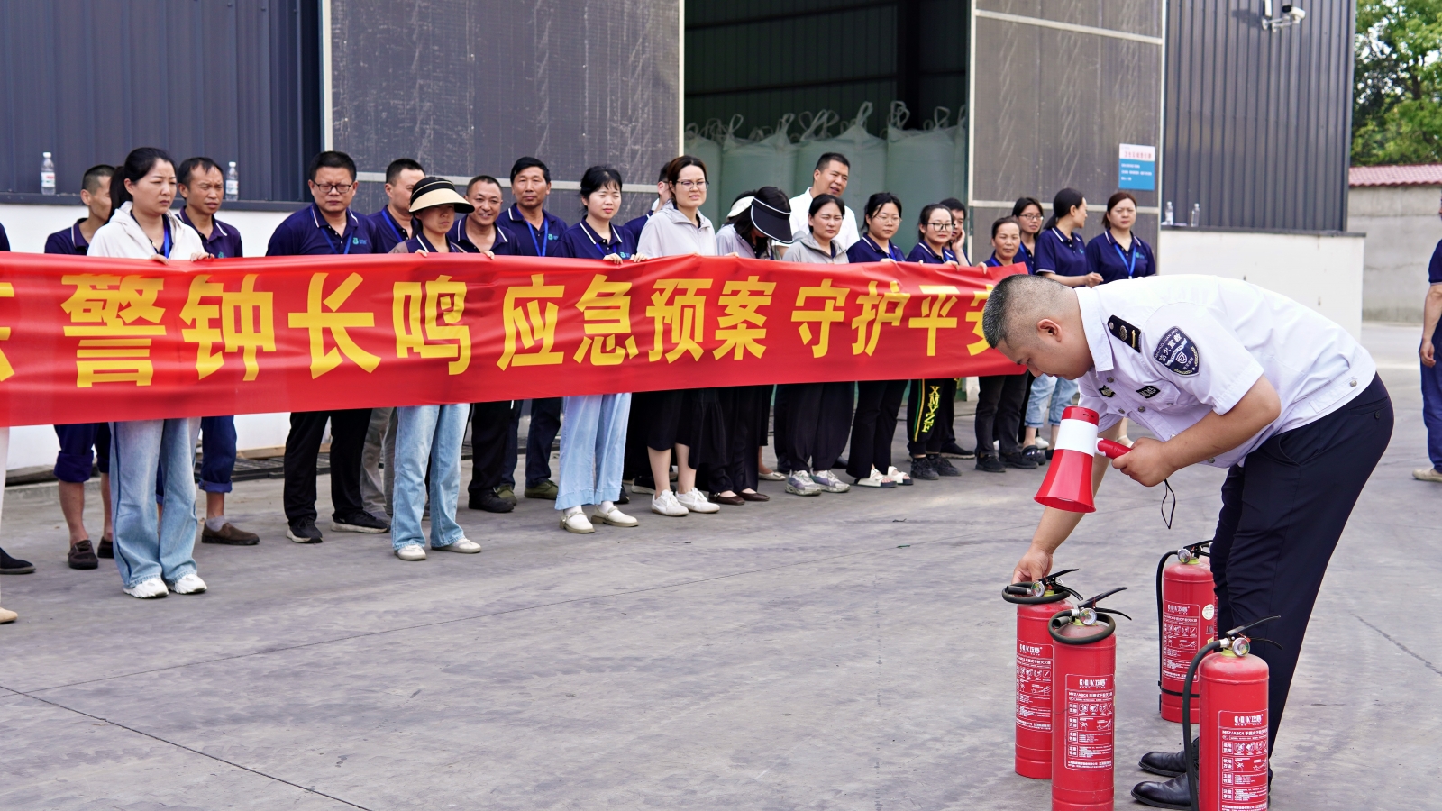 5月22日丰盈集团组织员工开展消防演习